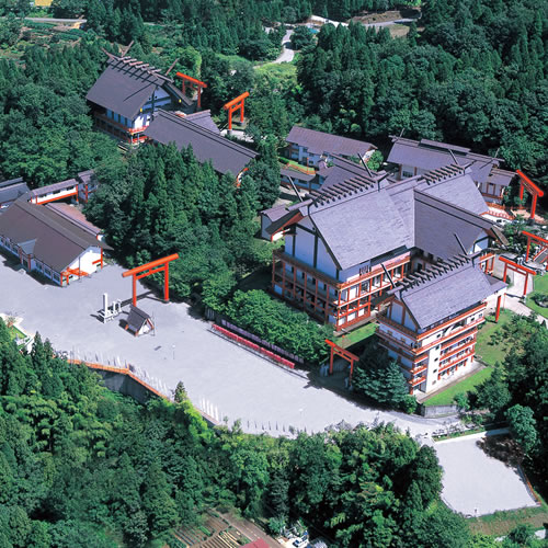 丘陵に佇む漆塗りの大殿堂のイメージ